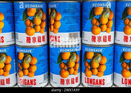 Econsave, Kampar Malaisie - 27 mars 2024 : Longans dans le sirop lourd du produit Econsave. Banque D'Images