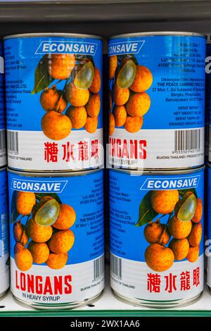 Econsave, Kampar Malaisie - 27 mars 2024 : Longans dans le sirop lourd du produit Econsave Banque D'Images