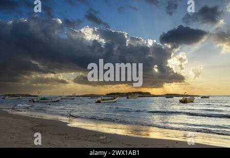 Beau paysage marin avec des bateaux sur Hof Dor au coucher du soleil en Israël Banque D'Images