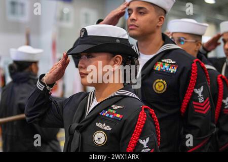 Illinois, États-Unis. 21 mars 2024. Le premier maître de la Marine de 1re classe Chery Ane Deleon salue l'entrée des divisions diplômées dans la salle d'exercices cérémoniels de Midway lors de l'examen du Pass du Navy Recruit Training Command à Great Lakes, Ill., le 21 mars 2024. Plus de 40 000 recrues s'entraînent chaque année dans le seul camp d'entraînement de la Marine. (Crédit image : © U.S. Navy/ZUMA Press Wire) USAGE ÉDITORIAL SEULEMENT! Non destiné à UN USAGE commercial ! Banque D'Images