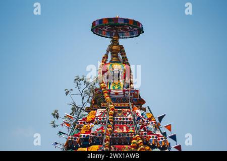 Haut décoré de la voiture lors de la procession autour du temple Kapaleeshwarar, Mylapore, Chennai, Inde pendant le festival Mylapore Panguni. Banque D'Images