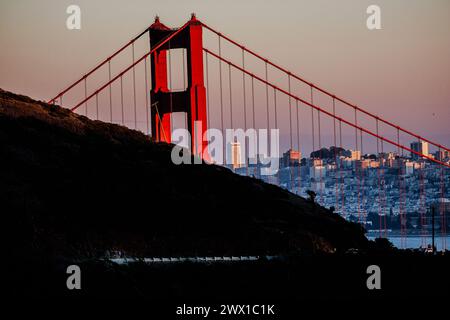 Vue spectaculaire sur le Golden Gate Bridge, San Francisco, Californie, États-Unis, depuis le nord-ouest. Banque D'Images