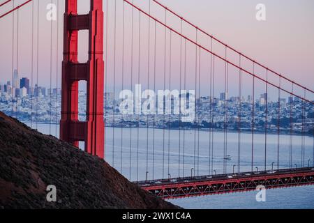Vue spectaculaire sur le Golden Gate Bridge, San Francisco, Californie, États-Unis, depuis le nord-ouest. Banque D'Images