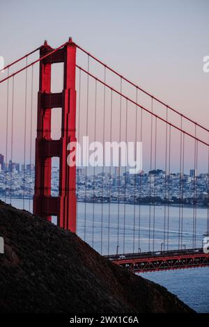 Vue spectaculaire sur le Golden Gate Bridge, San Francisco, Californie, États-Unis, depuis le nord-ouest. Banque D'Images