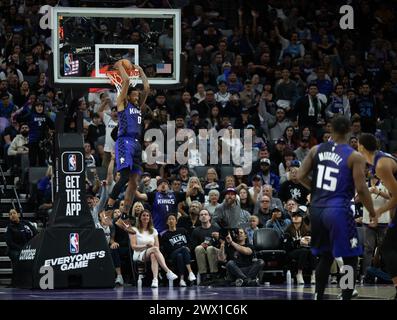 Sacramento, Californie, États-Unis. 26 mars 2024. Le garde des Kings de Sacramento Malik Monk (0) inverse dunque le ballon lors d'un match au Golden 1 Center le mardi 26 mars 2024 à Sacramento. (Crédit image : © Paul Kitagaki Jr./ZUMA Press Wire) USAGE ÉDITORIAL SEULEMENT! Non destiné à UN USAGE commercial ! Banque D'Images