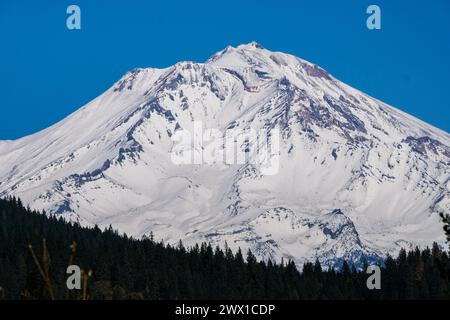 Vue sur le mont enneigé Shasta California en mai. Banque D'Images