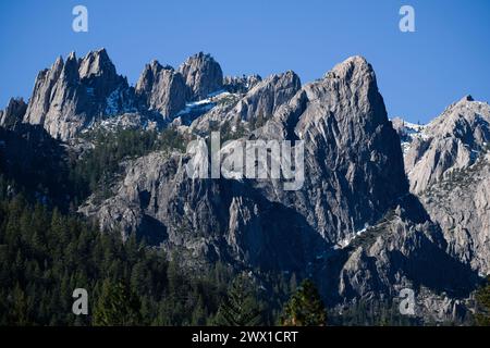 Vue de Castle Crags depuis Castle Crags State Park, Californie. Banque D'Images