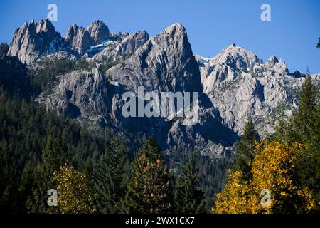 Vue de Castle Crags depuis Castle Crags State Park, Californie. Banque D'Images