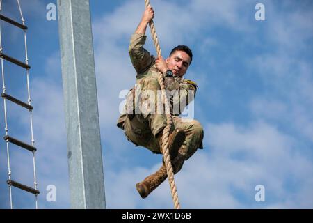 Vicence, Italie. 12 mars 2024. Jesus CEJA, Team Charlie, 1st Squadron, 91st Cavalry Regiment, 173rd Airborne Brigade, grimpe sur une corde lors de la compétition de la meilleure escouade de la Force opérationnelle sud-européenne de l'armée américaine, Afrique (SETAF-AF), Caserma Del DIN, Vicence, Italie, 12 mars, 2024. tout au long des huit jours, des escouades de cinq soldats s'affrontent pour tester leur résilience physique et mentale, leur aptitude physique, leurs compétences tactiques et leurs compétences techniques. (Photo par Ebony Neal) (crédit image : © U.S. Army/ZUMA Press Wire) USAGE ÉDITORIAL SEULEMENT! Non destiné à UN USAGE commercial ! Banque D'Images