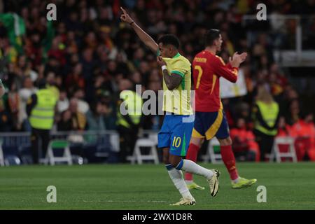 Madrid, Espagne. 26 mars 2024. Madrid Espagne ; 03/26/2024.- L'Espagne tire le Brésil 3-3 dans un match amical. L'équipe nationale espagnole sera le match nul 3-3 avec son homologue brésilien au stade Santiago Bernabeu dans la capitale du Royaume d'Espagne. Objectif espagne Rodri Hernandez 12 (pénalité) et 87 (pénalité), Dani Olmo 36  objectif Brésil Rodrigo Goes 40 , Endrikc Felipe 50 , Lukas lPaqueta 90 6 , crédit : Juan Carlos Rojas/dpa/Alamy Live News Banque D'Images