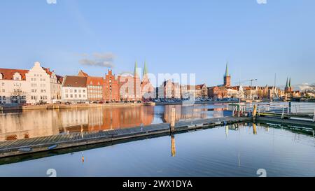 26 mars 2024, Schleswig-Holstein, Lübeck : vue depuis la salle d'exposition et de congrès de l'autre côté de la rivière Trave sur le panorama de la vieille ville historique de Lübeck. Photo : Markus Scholz/dpa Banque D'Images