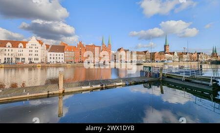 26 mars 2024, Schleswig-Holstein, Lübeck : vue depuis la salle d'exposition et de congrès de l'autre côté de la rivière Trave sur le panorama de la vieille ville historique de Lübeck. Photo : Markus Scholz/dpa Banque D'Images