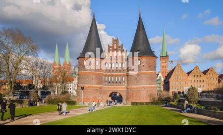 26 mars 2024, Schleswig-Holstein, Lübeck : vue sur Holstentorplatz jusqu'à Holstentor et sur la vieille ville historique de Lübeck. Photo : Markus Scholz/dpa Banque D'Images