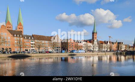 26 mars 2024, Schleswig-Holstein, Lübeck : vue depuis la salle d'exposition et de congrès de l'autre côté de la rivière Trave sur le panorama de la vieille ville historique de Lübeck. Photo : Markus Scholz/dpa Banque D'Images