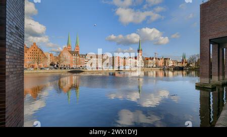 26 mars 2024, Schleswig-Holstein, Lübeck : vue depuis la salle d'exposition et de congrès de l'autre côté de la rivière Trave sur le panorama de la vieille ville historique de Lübeck. Photo : Markus Scholz/dpa Banque D'Images