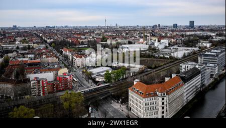 Berlin, Allemagne. 26 mars 2024. Vue aérienne de Sonnenallee. Crédit : Britta Pedersen/dpa/Alamy Live News Banque D'Images