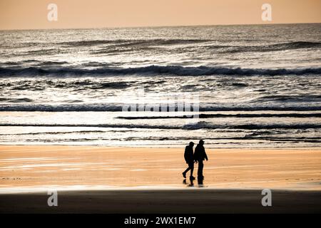 Les gens marchant sur la plage au bord de l'océan Pacifique à Manzanita, Oregon. Banque D'Images
