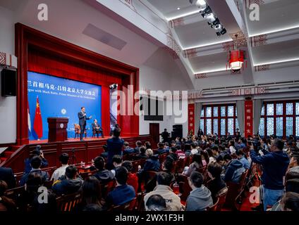 PÉKIN - le premier ministre sortant Mark Rutte s'entretient avec des étudiants chinois de l'Université de Pékin lors d'une visite de travail en République populaire de Chine. ANP REMKO DE WAAL pays-bas Out - belgique Out Banque D'Images