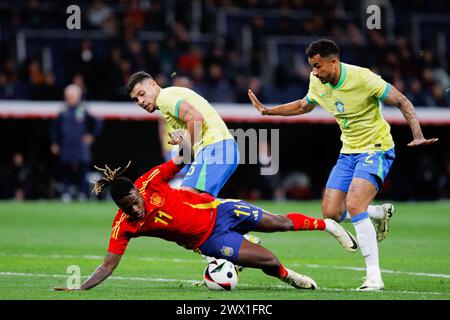 Madrid, Espagne. 26 mars 2024. Nico Williams (à gauche) d'Espagne et Danilo Luiz da Silva (à droite) du Brésil en action lors du match amical entre l'Espagne et le Brésil au stade Santiago Bernabeu. Note finale : Espagne 3:3 Brésil crédit : SOPA images Limited/Alamy Live News Banque D'Images