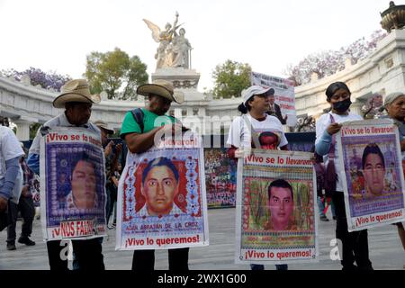 Non exclusif : des élèves des écoles rurales d'Ayotzinapa participent à une manifestation pour réclamer justice pour la disparition des 43 élèves o Banque D'Images