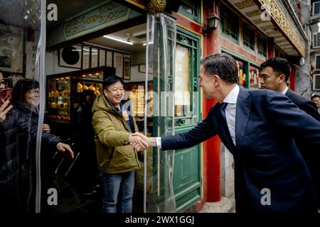 PÉKIN - le premier ministre sortant Mark Rutte reçoit une visite du district de Dashilar lors d'une visite de travail en République populaire de Chine. ANP REMKO DE WAAL pays-bas Out - belgique Out Banque D'Images