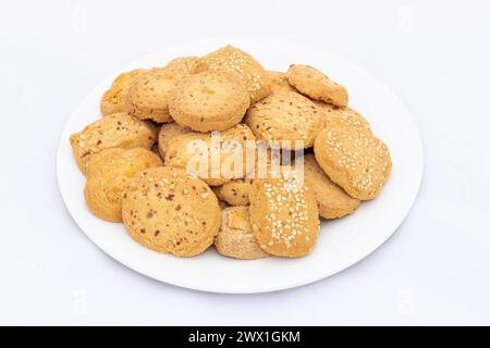 BOULANGERIE MÉLANGER des biscuits et des biscuits dans une assiette sur fond blanc isolé Banque D'Images