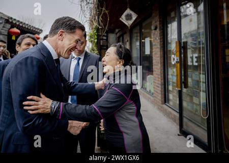 PÉKIN - le premier ministre sortant Mark Rutte reçoit une visite du district de Dashilar lors d'une visite de travail en République populaire de Chine. ANP REMKO DE WAAL pays-bas Out - belgique Out Banque D'Images