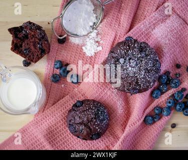 Muffins aux croustilles de chocolat aux myrtilles Banque D'Images