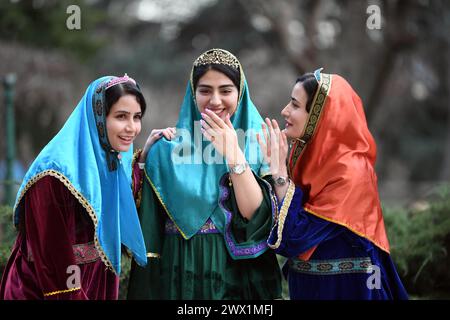 Téhéran, Iran. 26 mars 2024. Des filles parlent devant le Palais Niavaran dans le Nord de Téhéran, capitale de l'Iran, le 26 mars 2024. Les gens ont visité le Palais Niavaran pendant les vacances du nouvel an de Nowruz, qui tombe le 20 mars de cette année. Crédit : Shadati/Xinhua/Alamy Live News Banque D'Images