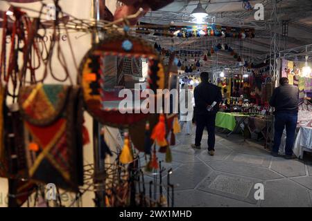 Téhéran, Iran. 26 mars 2024. Les gens visitent un bazar devant le Palais Niavaran dans le Nord de Téhéran, capitale de l'Iran, le 26 mars 2024. Les gens ont visité le Palais Niavaran pendant les vacances du nouvel an de Nowruz, qui tombe le 20 mars de cette année. Crédit : Shadati/Xinhua/Alamy Live News Banque D'Images