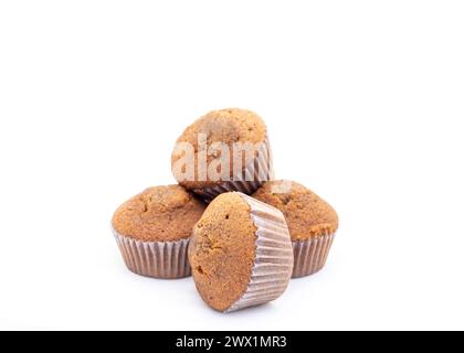 Muffins dans des gobelets en papier isolés sur fond blanc avec espace de copie Banque D'Images