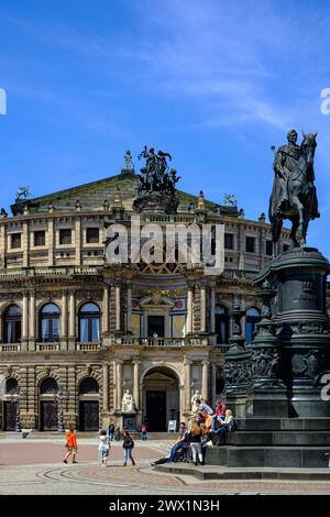 Situation touristique en face du célèbre Opéra Semper sur la place du Théâtre dans la vieille ville intérieure de Dresde, Saxe, Allemagne. Banque D'Images