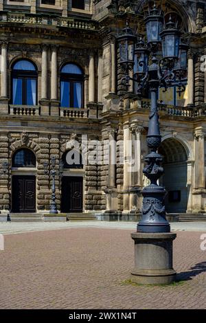 Opéra Semper de renommée mondiale sur la place du Théâtre dans la vieille ville intérieure de Dresde, Saxe, Allemagne. Banque D'Images