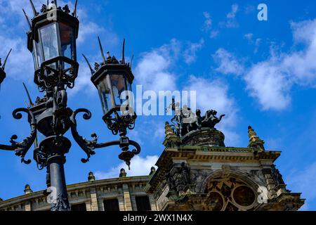 Opéra Semper de renommée mondiale sur la place du Théâtre dans la vieille ville intérieure de Dresde, Saxe, Allemagne. Banque D'Images