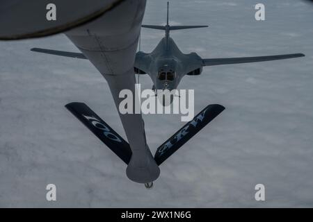 Un B-1 lancer de l'US Air Force de la 7th Bomb Wing, base aérienne de Dyess, Texas, approche d'un KC-135 Stratotanker de la 100th Air Reaveling Wing Banque D'Images