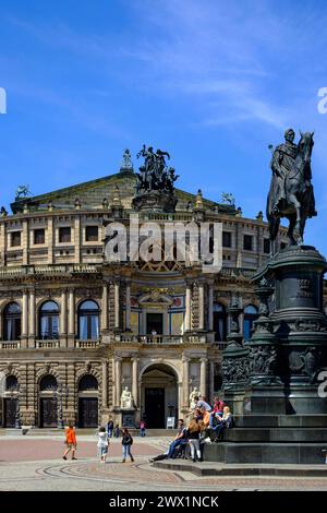 Semperoper Dresden, Sachsen, Deutschland Touristische situation vor der weltberühmten Semperoper am Theaterplatz in der Inneren Altstadt zu Dresden, Sachsen, Deutschland, 23. Mai 2019, nur zur redaktionellen Verwendung. Situation touristique en face du célèbre Opéra Semper sur la place du Théâtre dans la vieille ville intérieure de Dresde, Saxe, Allemagne, 23 mai 2019, pour usage éditorial uniquement. Banque D'Images