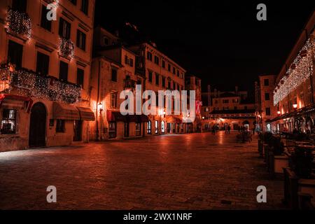 Une scène nocturne enchanteresse d'architecture historique et de rues dans la vieille ville du Monténégro, Karadag Banque D'Images