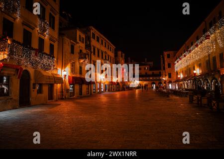 Une scène nocturne enchanteresse d'architecture historique et de rues dans la vieille ville du Monténégro, Karadag Banque D'Images