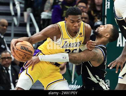 Milwaukee, États-Unis. 26 mars 2024. Rui Hachimura des Los Angeles Lakers affronte Damian Lillard des Milwaukee Bucks lors du match de saison régulière de la NBA à Milwaukee, États-Unis, le 26 mars 2024. Crédit : Joel Lerner/Xinhua/Alamy Live News Banque D'Images