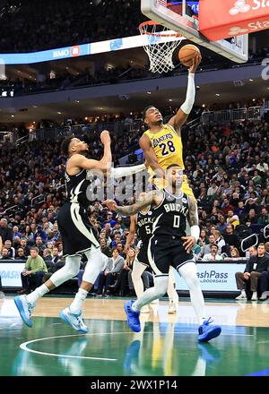 Milwaukee, États-Unis. 26 mars 2024. Rui Hachimura des Lakers de Los Angeles (en tête) monte dans le panier lors du match de saison régulière entre les Lakers de Los Angeles et les Bucks de Milwaukee à Milwaukee, États-Unis, le 26 mars 2024. Crédit : Joel Lerner/Xinhua/Alamy Live News Banque D'Images