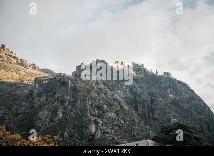 Une vue panoramique sur le château de Kotor au Monténégro Banque D'Images