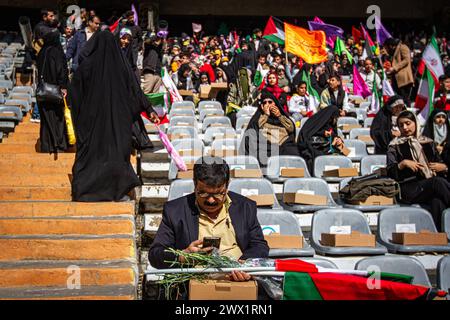 Grand rassemblement coranique au stade Azadi TÉHÉRAN, le stade Azadi a accueilli une cérémonie coranique spéciale mardi soir à l'occasion de l'anniversaire de naissance de l'Imam Hassan AS, le deuxième Imam des musulmans chiites. Copyright : xMohsen Rezaeix  MG 1702 Banque D'Images