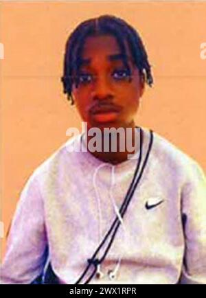Photo de LA MEILLEURE QUALITÉ DISPONIBLE non datée de la brochure de famille émise par la police métropolitaine d'Alex Ajanaku. Les détectives enquêtant sur la fusillade mortelle de l'homme de 18 ans devant une rave en 2021 ont publié des images de vidéosurveillance de 20 témoins à qui ils veulent parler. Alex était assis sur un banc avec son frère et ses amis à Beaumont Road, Leyton, à l'est de Londres vers 1h25 le 1er septembre 2021 quand il a été tué. Date d'émission : mercredi 27 mars 2024. Banque D'Images