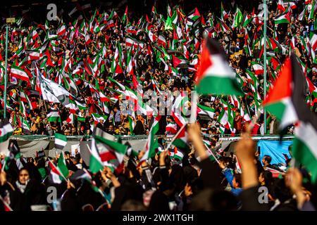 Grand rassemblement coranique au stade Azadi TÉHÉRAN, le stade Azadi a accueilli une cérémonie coranique spéciale mardi soir à l'occasion de l'anniversaire de naissance de l'Imam Hassan AS, le deuxième Imam des musulmans chiites. Copyright : xMohsen Rezaeix  MG 1934 Banque D'Images