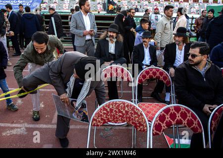 Grand rassemblement coranique au stade Azadi TÉHÉRAN, le stade Azadi a accueilli une cérémonie coranique spéciale mardi soir à l'occasion de l'anniversaire de naissance de l'Imam Hassan AS, le deuxième Imam des musulmans chiites. Copyright : xMohsen Rezaeix  MG 2052 Banque D'Images