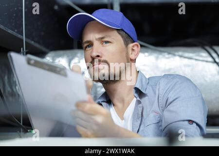 inspecteur de maison écrivant sur un presse-papiers Banque D'Images