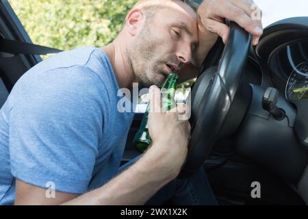 L'homme ivre au volant voiture et s'être endormi au volant Banque D'Images