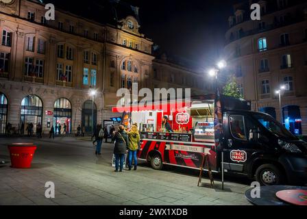 Paris, France, personnes, acheter, partager des repas, aux tables, près de French Street Food Trucks, garés à l'extérieur de la gare Saint Lazare, vendeurs, manger à Banque D'Images