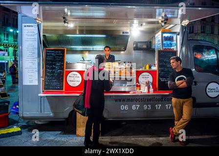 Paris, France, personnes, acheter, partager des repas, French Street Food Trucks, garés devant la gare Saint Lazare, vendeurs, restauration Banque D'Images