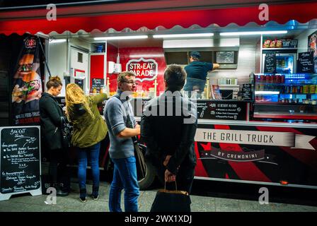 Paris, France, personnes de groupe, achat, partage de repas, French Street Food Trucks, garés devant la gare Saint Lazare, vendeurs, restauration Banque D'Images